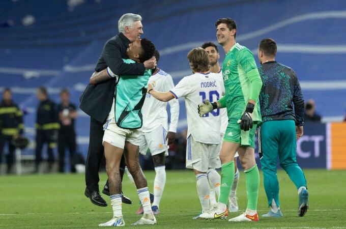 Carlo Ancelotti celebra con sus jugadores la victoria ante el Manchester City en el Santiago Bernabéu