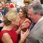 La vicepresidenta segunda del Gobierno y ministra de Trabajo, Yolanda Díaz, saluda al secretario general del PSOE-A, Juan Espadas, durante la pasada Feria de Abril