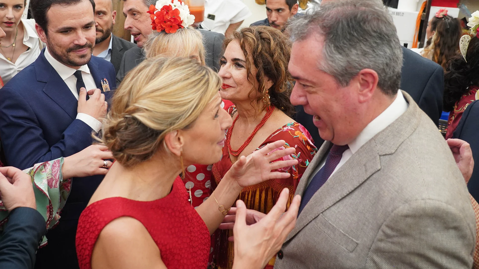 La vicepresidenta segunda del Gobierno y ministra de Trabajo, Yolanda Díaz, saluda al secretario general del PSOE-A, Juan Espadas, durante la pasada Feria de Abril