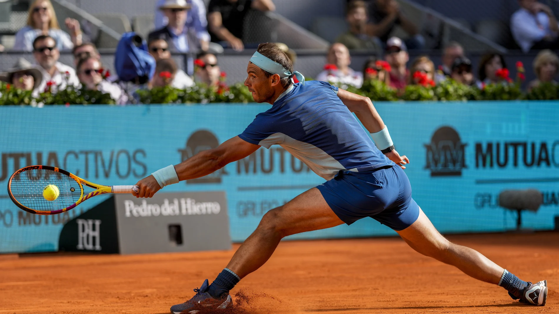 Nadal se estira para devolver una pelota en su partido contra Goffin