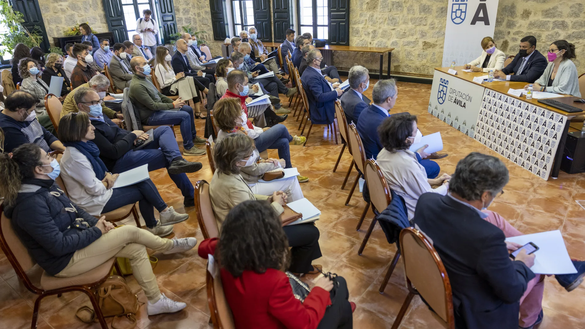 Presentación del Centro de Transferencia del Conocimiento (CTC) del Plan Territorial de Fomento para Ávila y su entorno (PTF), organismo que coordina la Diputación de Ávila. Asisten, entre otros, el presidente de la institución provincial, Carlos García; la directora general de Política Económica y Competitividad, Rosa Isabel Cuesta; y la teniente Alcalde del Ayto. de Ávila, Sonsoles Prieto Foto: Ricardo Muñoz-Martín