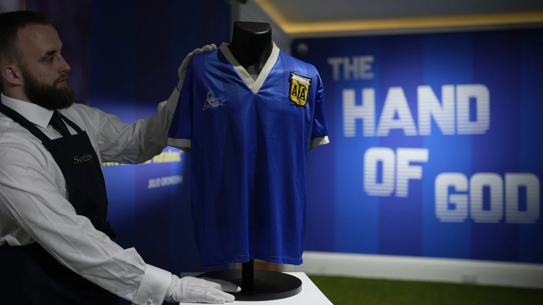 La camiseta de Maradona subastada ayer en Sotheby's. (AP Photo/Matt Dunham, File)