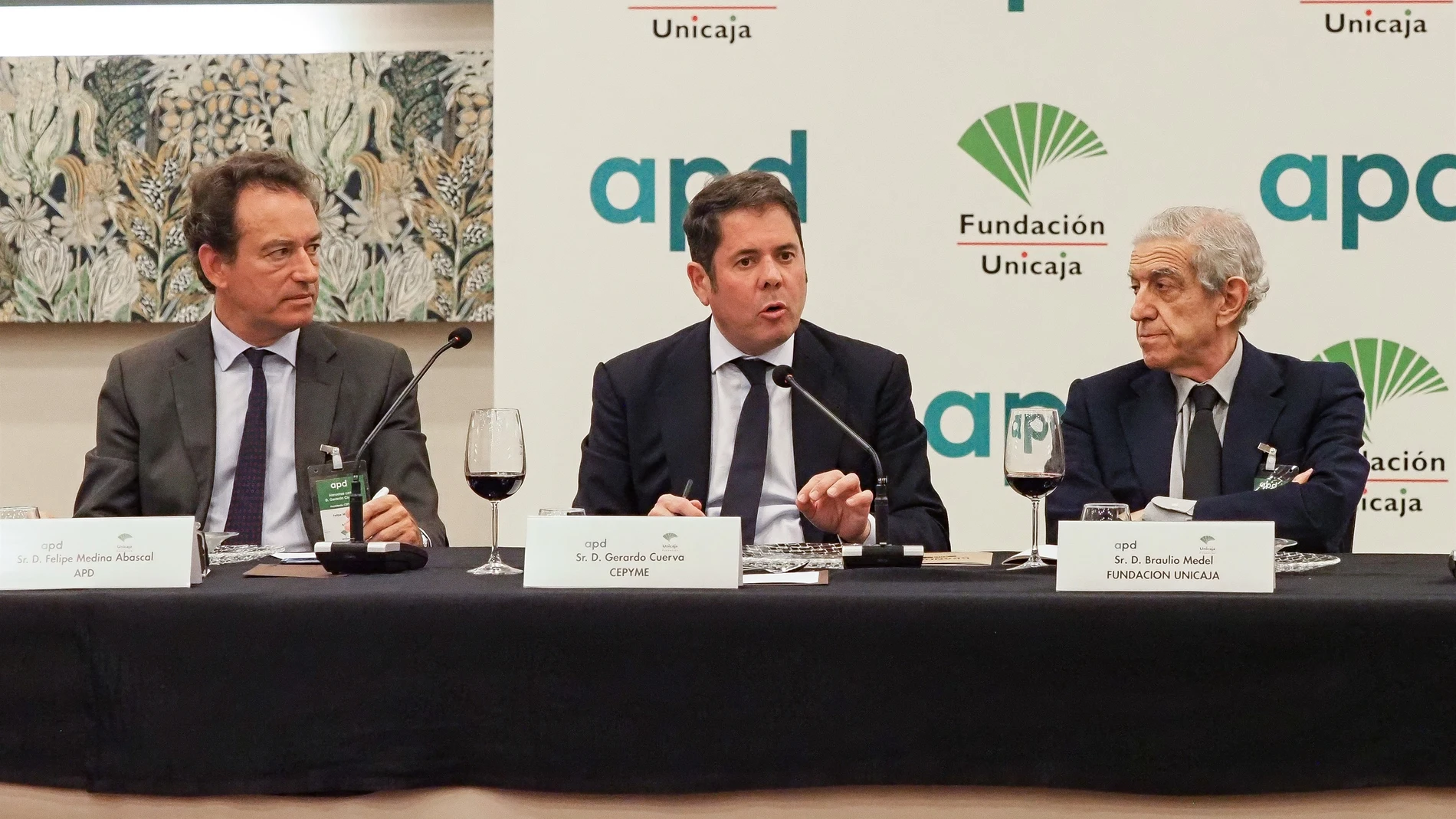 Gerardo Cuerva (Cepyme), durante su intervención, junto a Felipe Medina (APD) y Braulio Medel (Fundación Unicaja)