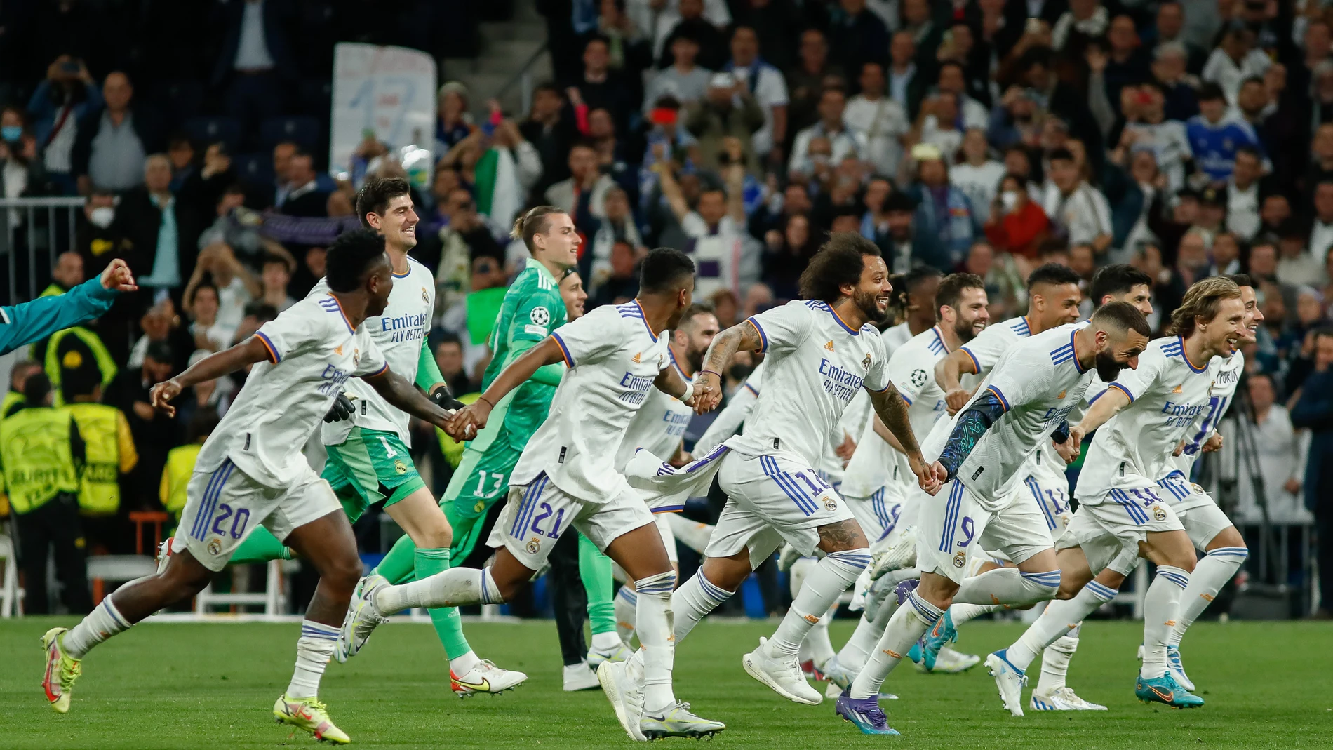 Los jugadores del Real Madrid celebran la clasificación para la final de la Champions.