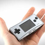 Game Boy Micro, tan pequeña como una tarjeta de crédito.