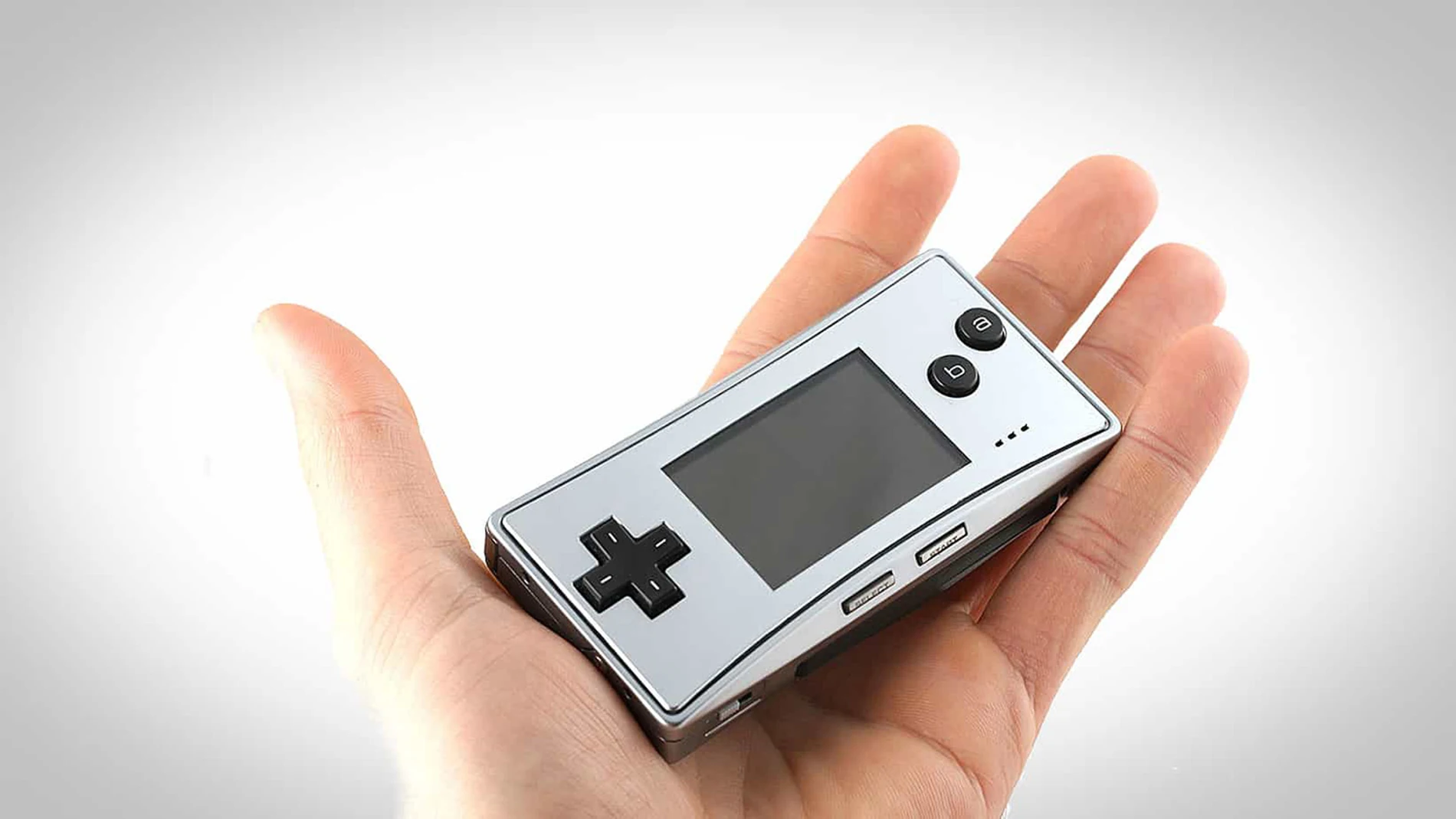 Game Boy Micro, tan pequeña como una tarjeta de crédito.