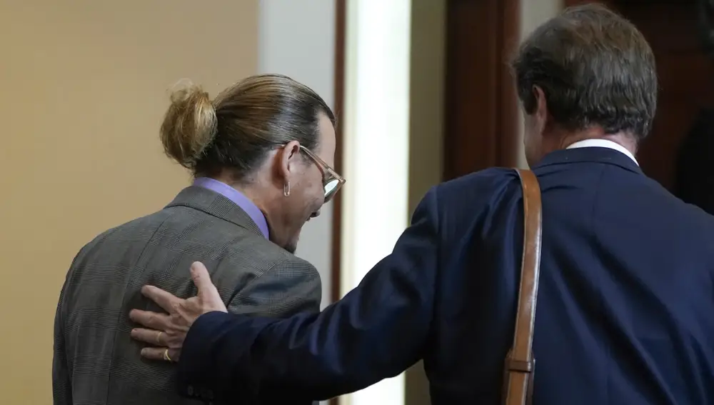 El abogado,Ben Chew, junto a Johnny Depp. AP