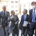 El delegado territorial, Jose Mazarías, el consejero de Industria, Comercio y Empleo, Mariano Veganzones, el presidente de FES, Andrés Ortega; y el vicerrector, Agustín García Matilla, a su llegada a la UVA
