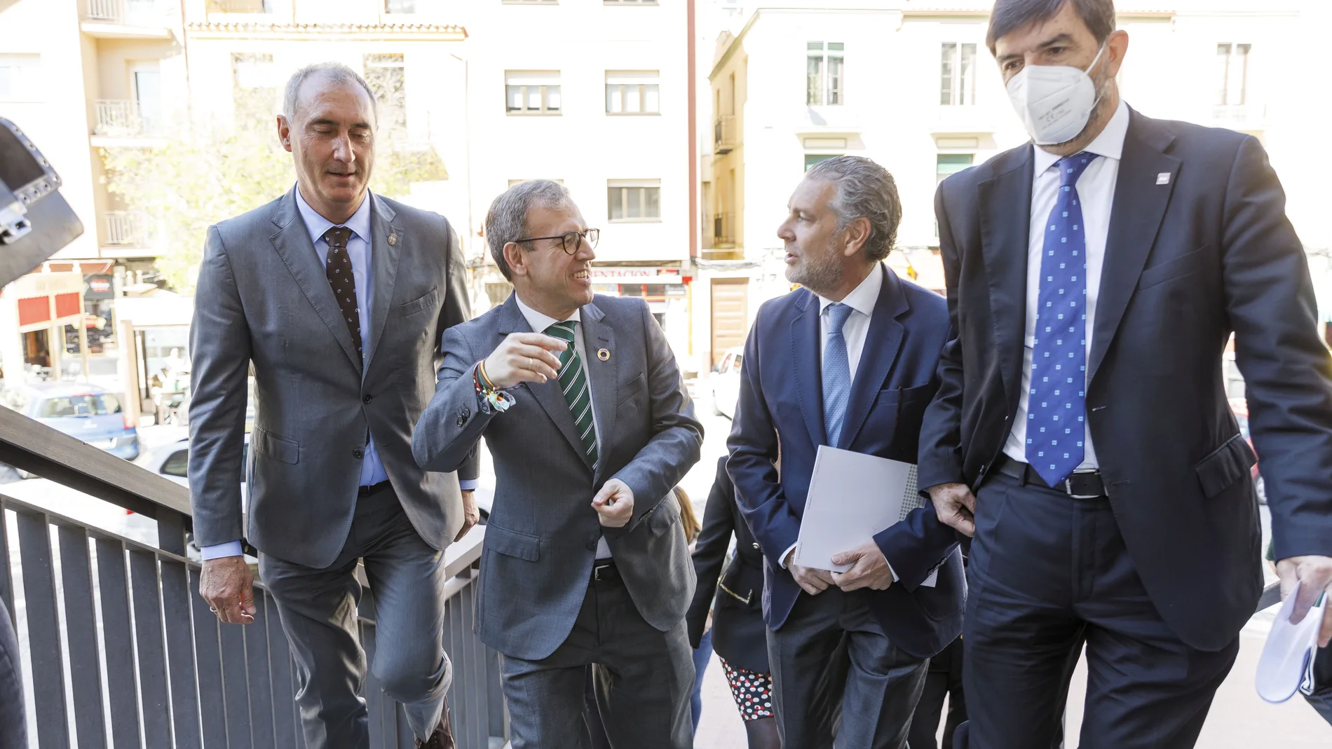El delegado territorial, Jose Mazarías, el consejero de Industria, Comercio y Empleo, Mariano Veganzones, el presidente de FES, Andrés Ortega; y el vicerrector, Agustín García Matilla, a su llegada a la UVA