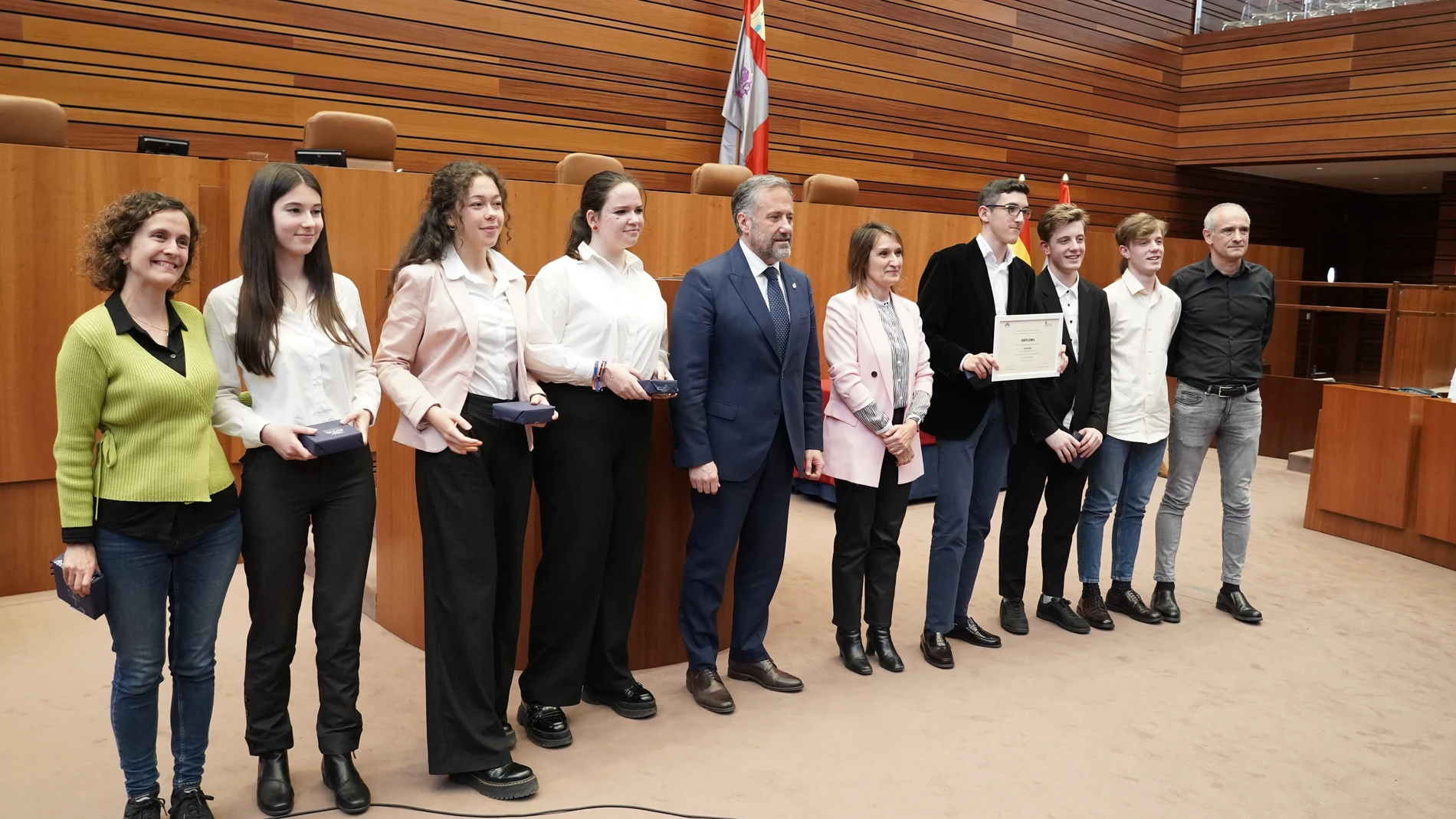 El presidente de las Cortes, Carlos Pollán, y la consejera Rocío Lucas entregan los galardones a los equipos ganadores