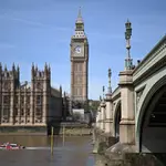 Imagen del Parlamento británico en el centro de Londres que se ha cerrado al tráfico por un incidente con un coche