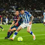 Diego Rico y Jorge Miramon pelean por un balón en el Levante - Real Sociedad