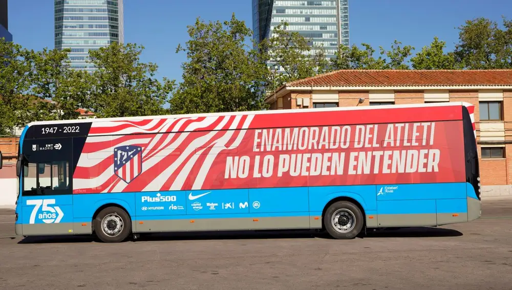 Autobuses de la EMT con vinilado del Atlético y del Real Madrid