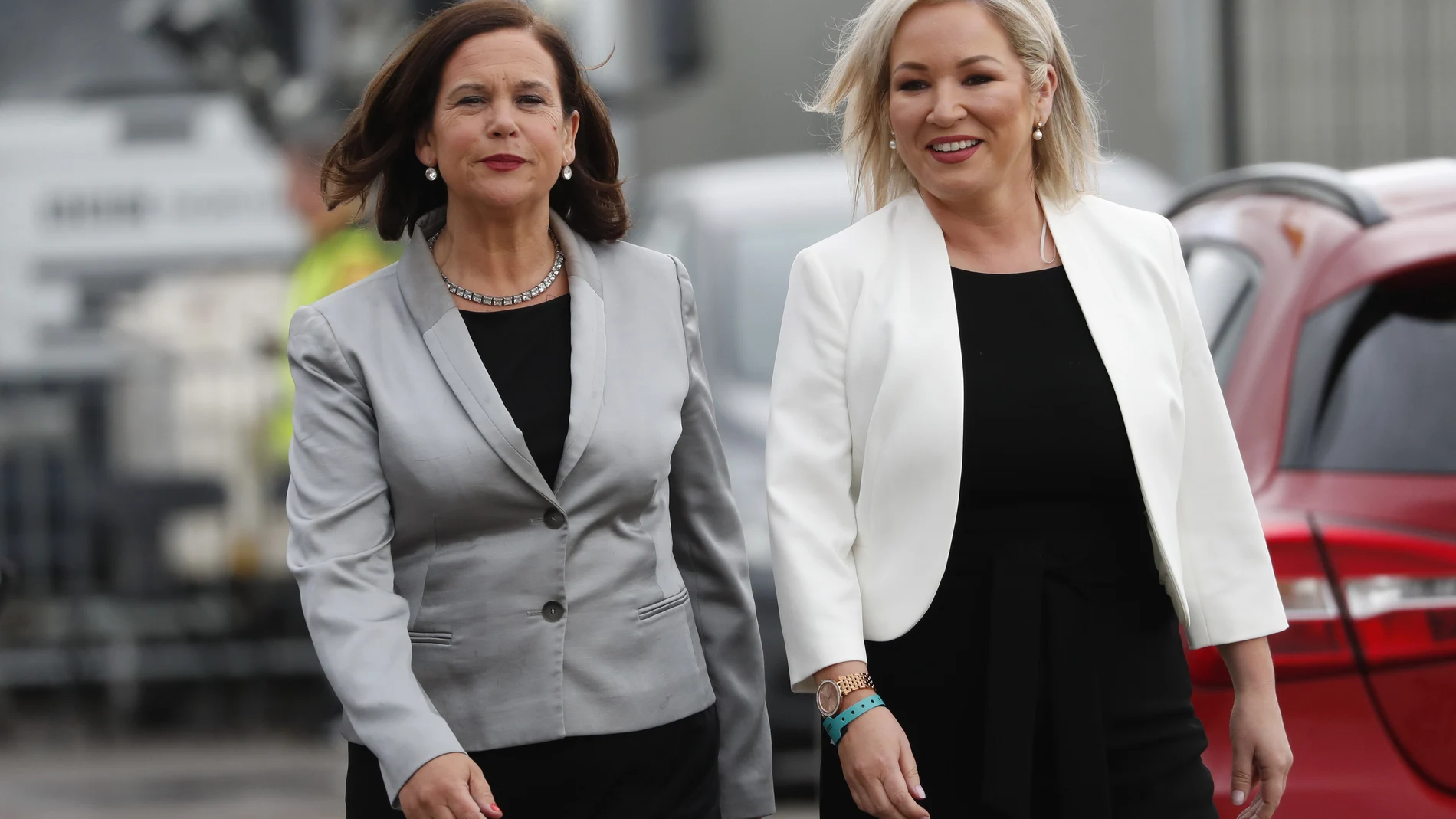 La líder del Sinn Fein, Mary Lou McDonald, a la izquierda, y su número dos Michelle O'Neill a su llegada este fin de semana al centro de recuento de votos en Belfast