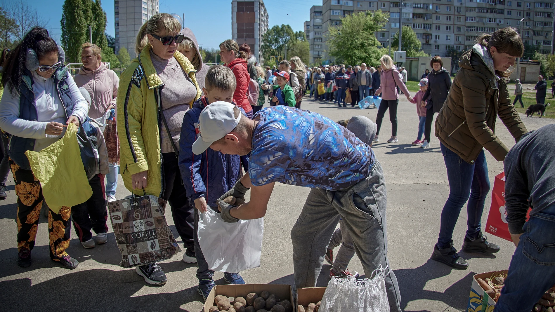 Voluntarios distribuyen comida entre los ucranianos de Jarkiv
