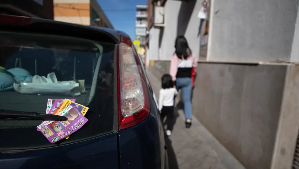 Los parabrisas de los coches de la zona de Ciudad Lineal están llenos de anuncios de contactos