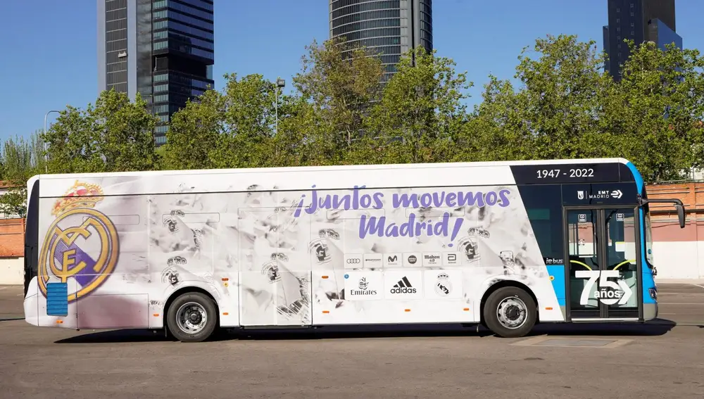Autobuses de la EMT con vinilado del Atlético y del Real Madrid