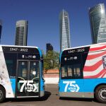 Autobuses de la EMT con vinilado del Atlético y del Real Madrid