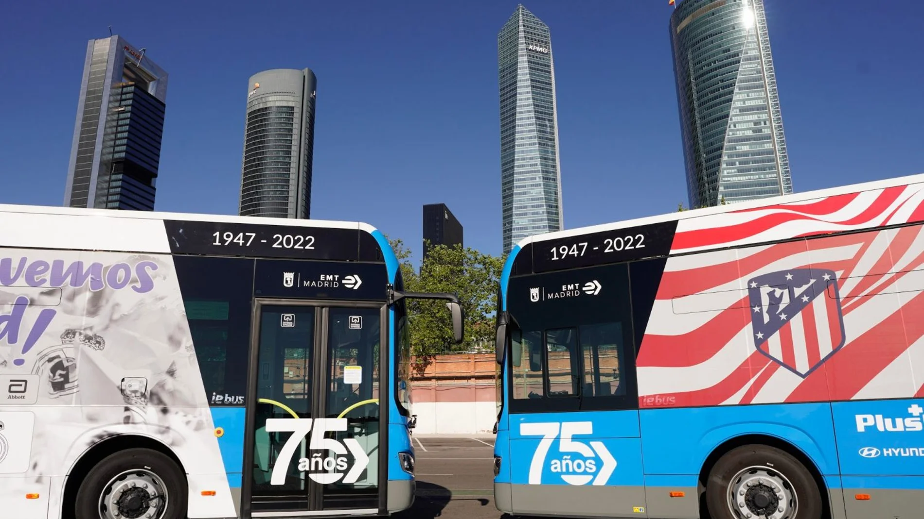 Autobuses de la EMT con vinilado del Atlético y del Real Madrid