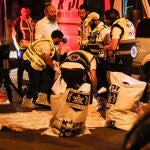 Médicos israelíes en el lugar de un ataque con arma blanca perpetrado por un palestino en la ciudad ultraortodoxa de Elad, cerca de Tel Aviv, Israel