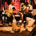 Médicos israelíes en el lugar de un ataque con arma blanca perpetrado por un palestino en la ciudad ultraortodoxa de Elad, cerca de Tel Aviv, Israel