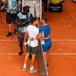 Carlos Alcaraz y Rafa Nadal se saludan en la red después del partido de cuartos de final que disputaron en el Mutua Madrid Open