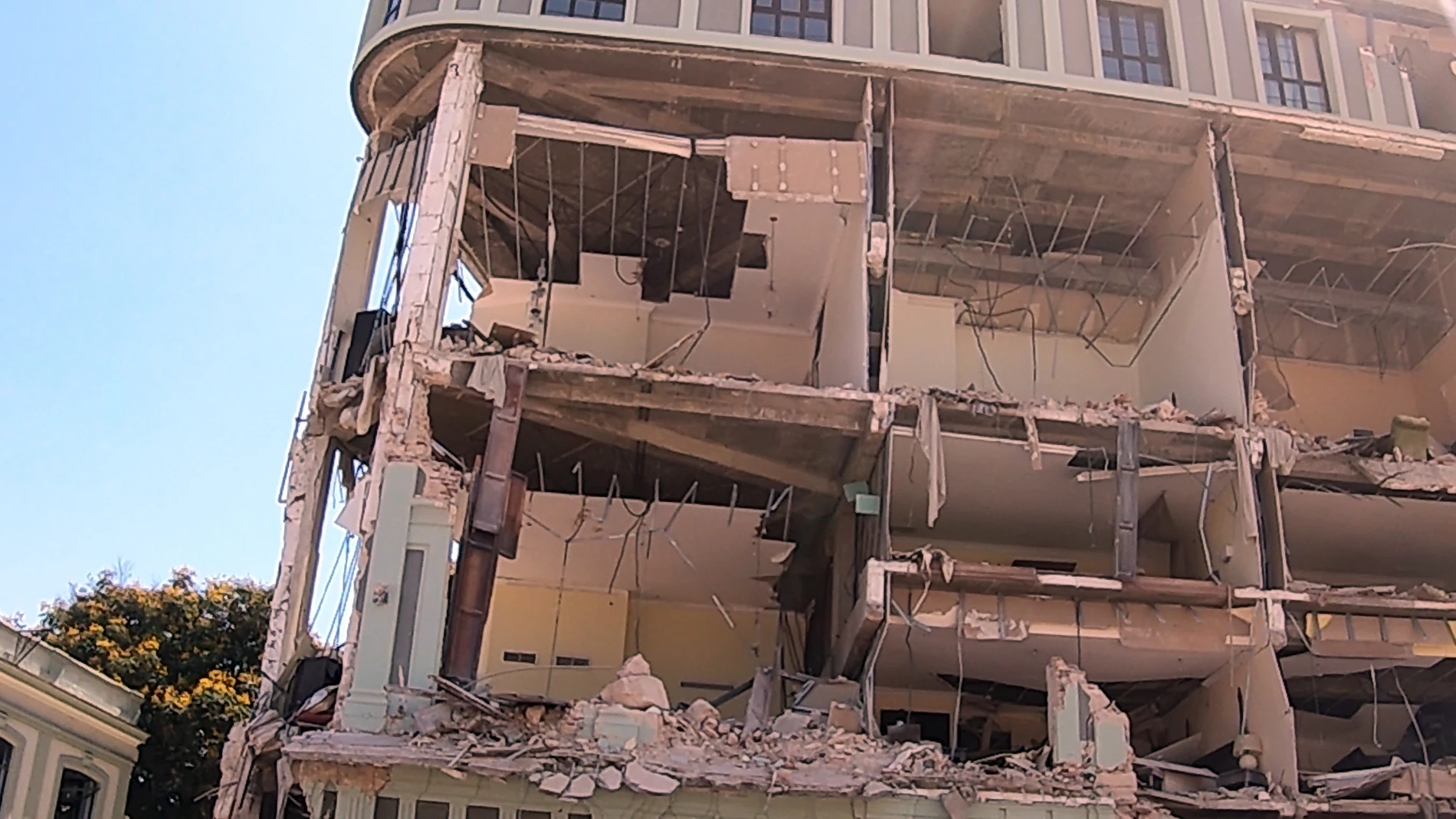 Destrozos en la fachada de la edificación tras una explosión en Hotel Saratoga, en la capital cubana.