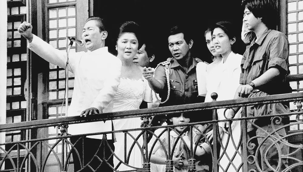 Ferdinand Marcos y su esposa Imelda, en el balcón del Palacio de Malacanang en Manila, en 1986