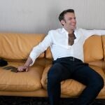 En plena campaña electoral francesa, Macron decidió cambiar su imagen y dar otra más varonil y se fotografió un sofá mostrando pelambrera