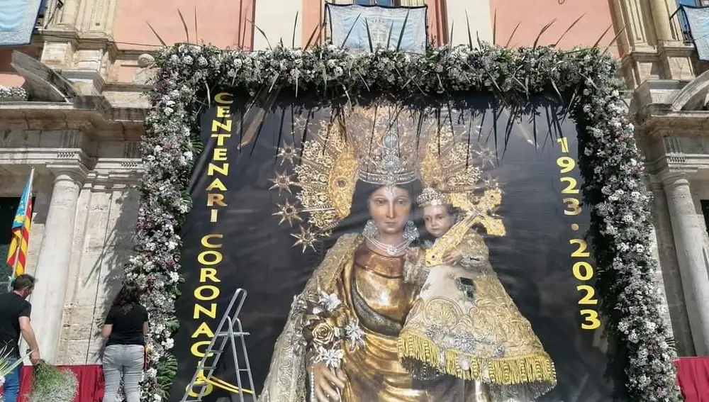 Lona con la foto de la Virgen en el lugar donde todos los años se ponía el tapiz de flores