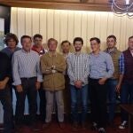 Foto de familia de Ramón Guarido y su nueva junta directiva de l Asociación "19 de abril" de Salamanca con Juan Luis Martín