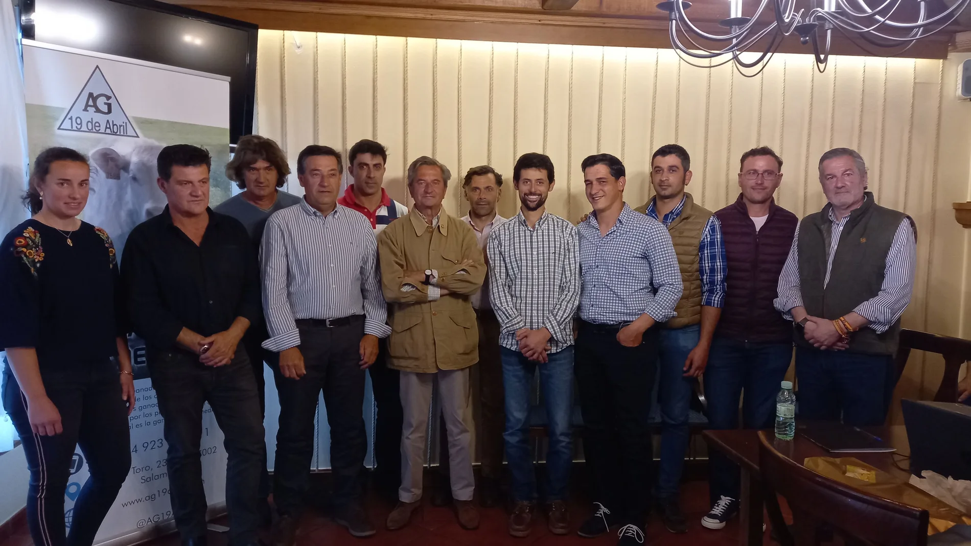 Foto de familia de Ramón Guarido y su nueva junta directiva de l Asociación "19 de abril" de Salamanca con Juan Luis Martín