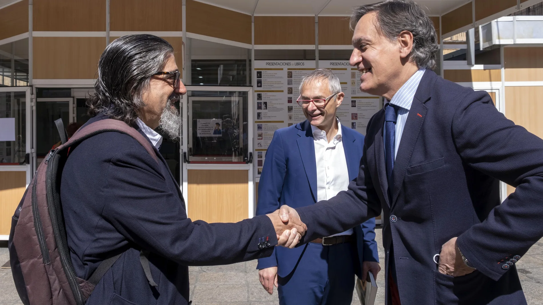 El alcalde de Salamanca, Carlos García Carbayo, participa en la apertura de la Feria Municipal del Libro y asiste a la presentación del libro "El manuscrito de niebla" de Luis García Jambrina.