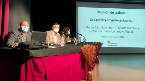El director general de Patrimonio Natural y Política Forestal, José Ángel Arranz, mantiene en Villablino una reunión de trabajo con alcaldes y presidentes de juntas vecinales de la Omaña, Laciana y Alto Sil