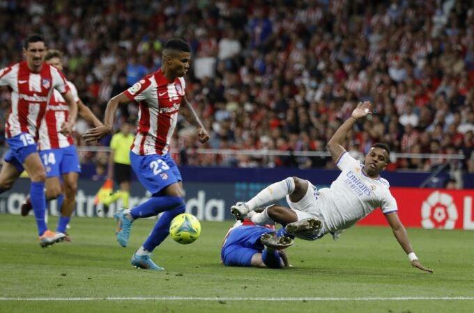 Rodrygo cae en una jugada del Atletico de Madrid-Real Madrid de LaLiga