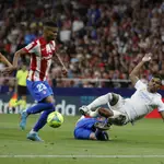 Rodrygo cae en una jugada del Atletico de Madrid-Real Madrid de LaLiga