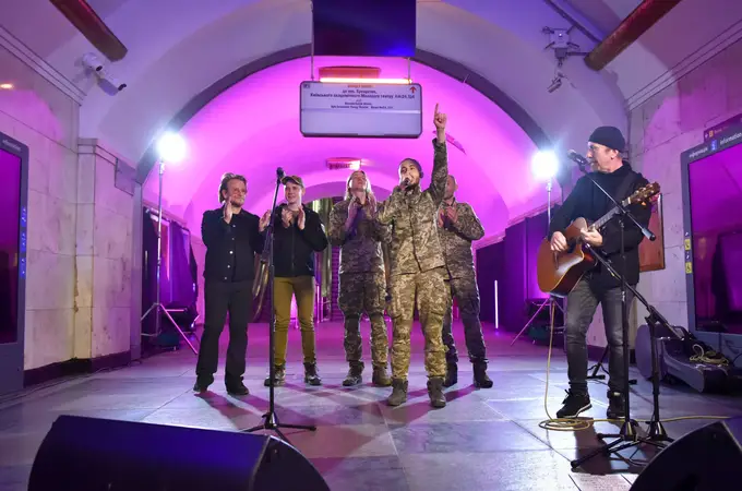 Los U2 sorprenden con un concierto en el metro de Kyiv