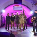 Bono y Edge con los cantantes de la formación ucraniana Antytila
