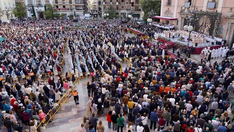 Imagen de la multitudinaria Misa d'Infants en la Plaza de la Virgen