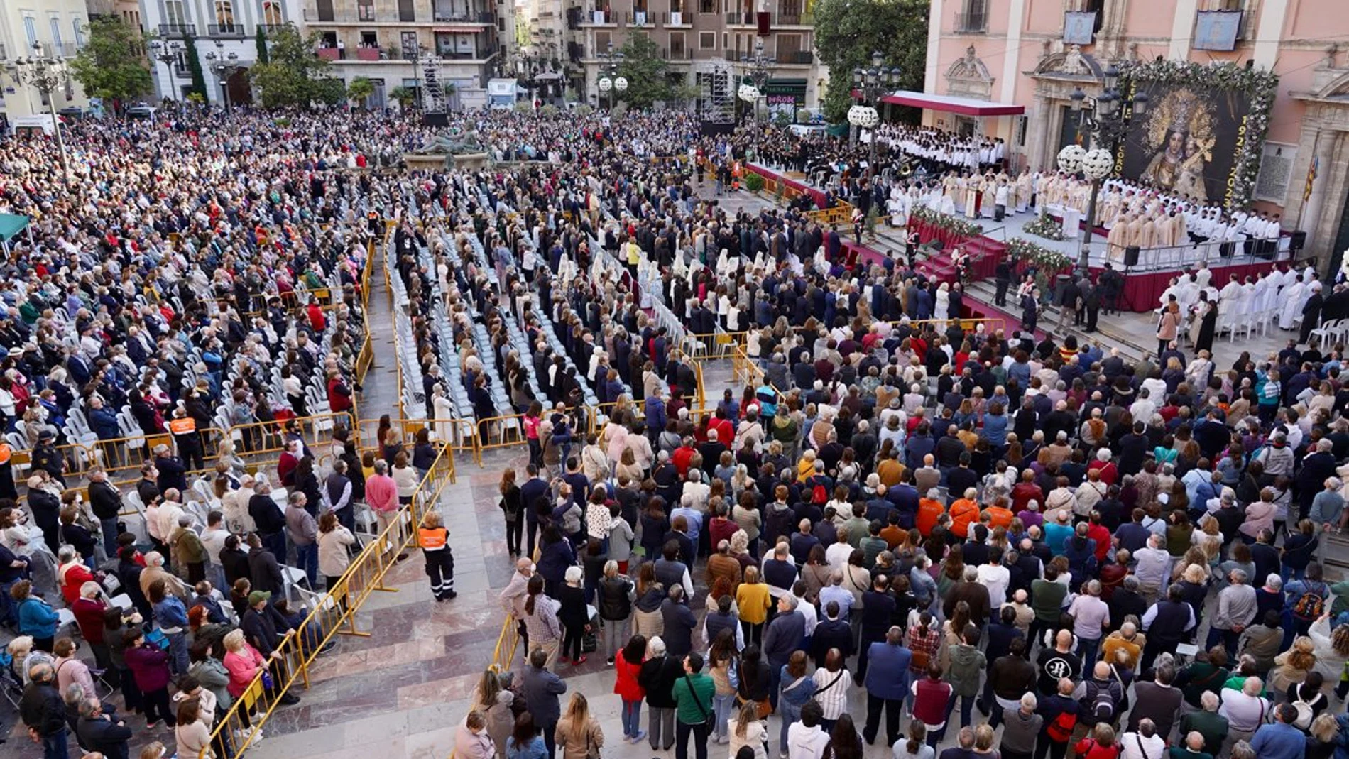 Imagen de la multitudinaria Misa d'Infants en la Plaza de la Virgen