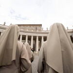 -FOTODELDÍA- VATICANO, 08/05/2022.- Varias monjas participan en la oración Regina Cœli encabezada por el papa Francisco este domingo desde la Plaza San Pedro en el Vaticano. EFE/ Massimo Percossi