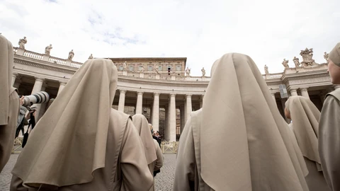 -FOTODELDÍA- VATICANO, 08/05/2022.- Varias monjas participan en la oración Regina Cœli encabezada por el papa Francisco este domingo desde la Plaza San Pedro en el Vaticano. EFE/ Massimo Percossi