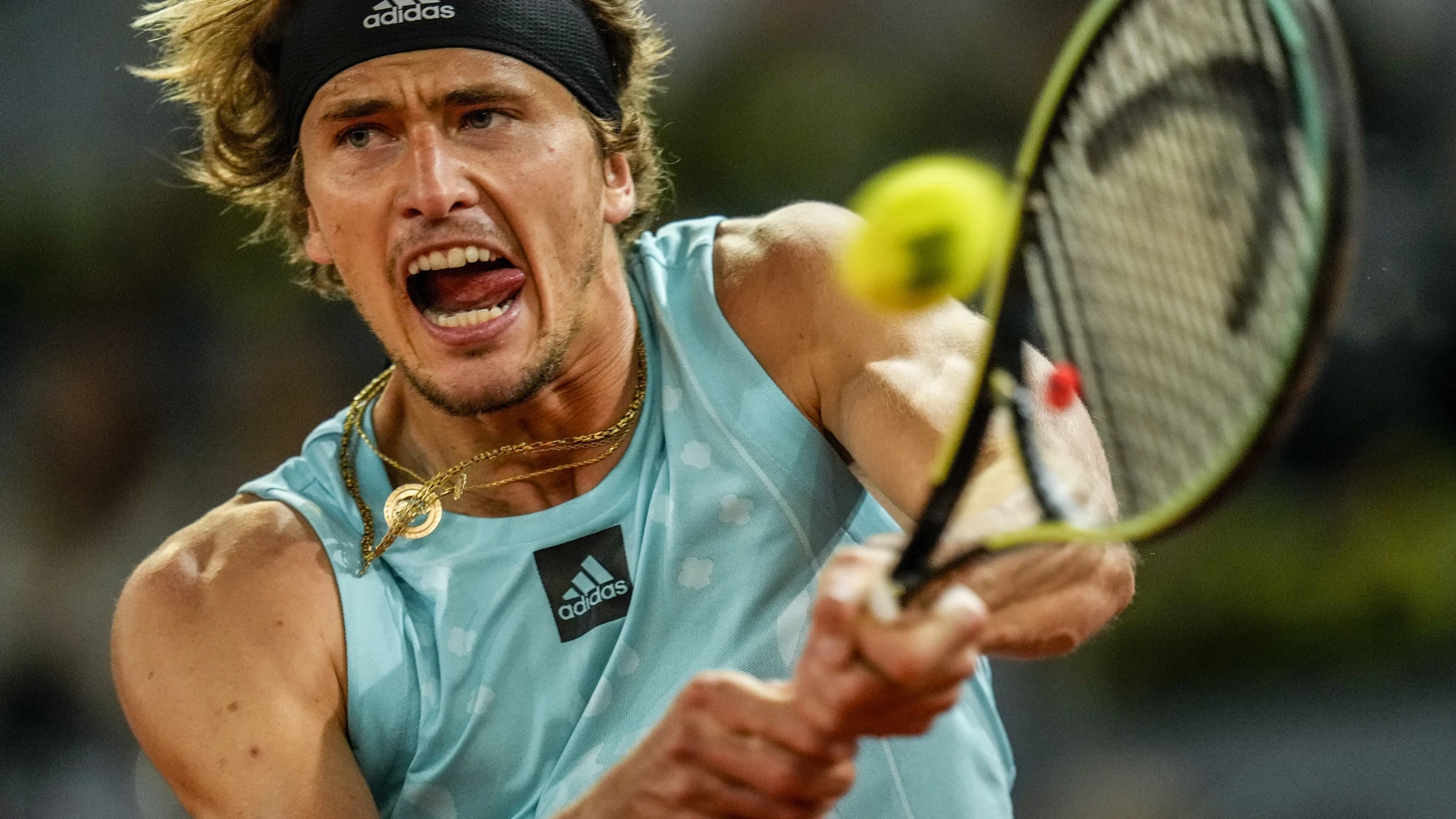 Alexander Zverev golpea un revés, su tiro preferido, en las semifinales del Mutua Madrid Open ante Tsitsipas