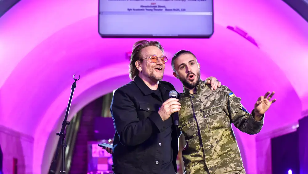 El músico irlandés Bono (L) de la banda U2 actúa con el cantante ucraniano Taras Topolya (R) de la banda Antytila,
