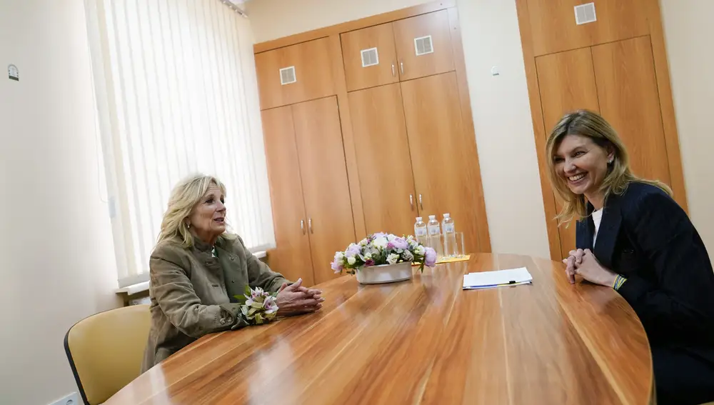 La primera dama Jill Biden se reúne con Olena Zelenska, esposa del presidente ucraniano Volodymyr Zelenskyy, en la Escuela 6, una escuela pública que ha acogido a estudiantes desplazados en Uzhhorod, Ucrania, el domingo 8 de mayo de 2022.