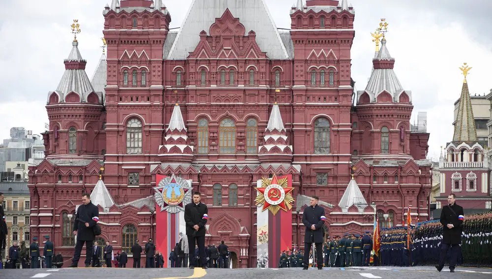 Los guardias de seguridad se paran en la Plaza Roja antes del desfile militar del Día de la Victoria en Moscú