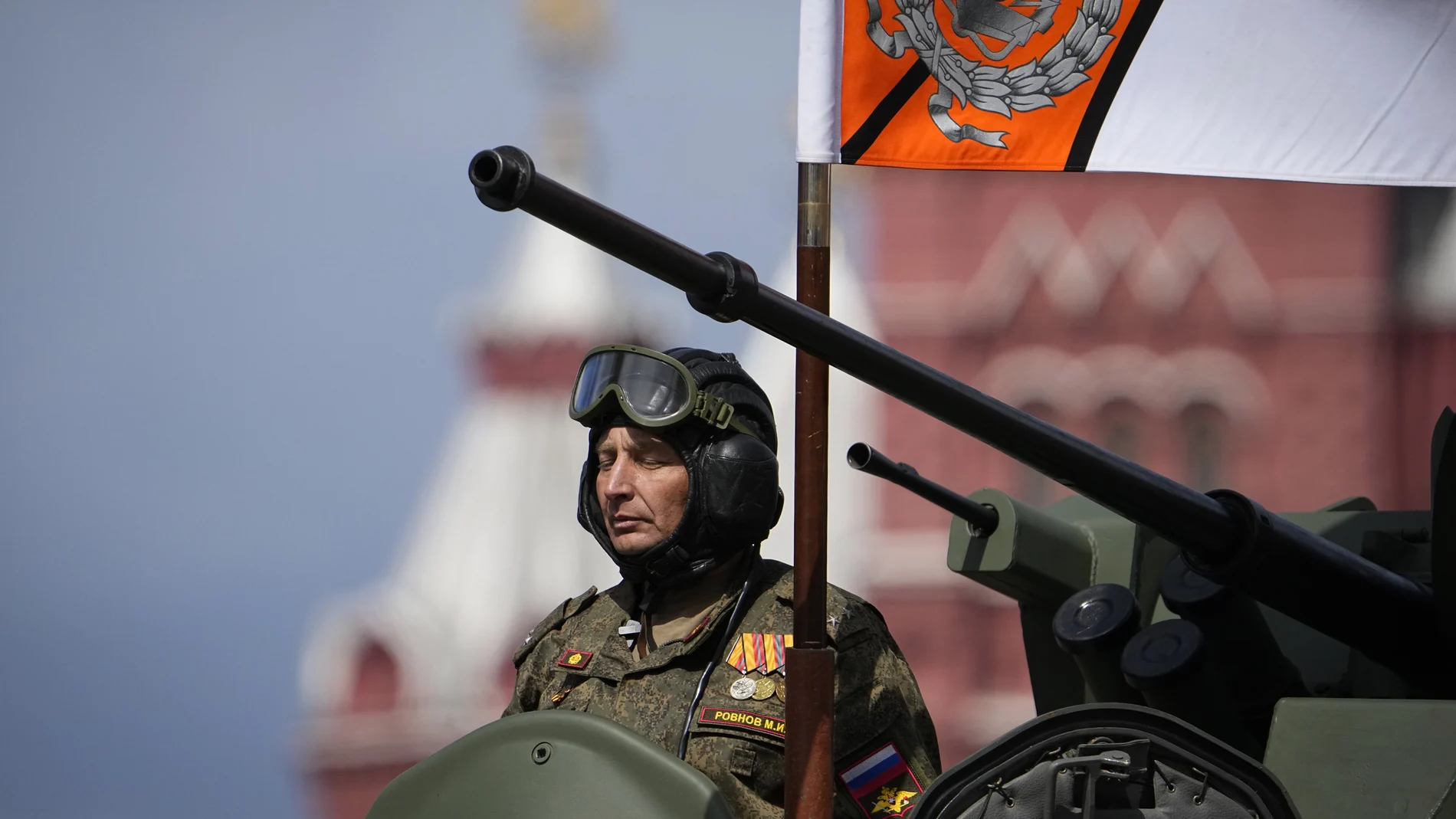 Un militar ruso en un vehículo militar durante el desfile del Día de la Victoria en Moscú