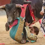 MADRID, 09/05/2022.- El novillero Arturo Gilio sufre una cogida de su segundo toro este lunes, durante la primera novillada de la Feria San Isidro 2022 en la Plaza de Las Ventas de Madrid. EFE / Miguel Osés