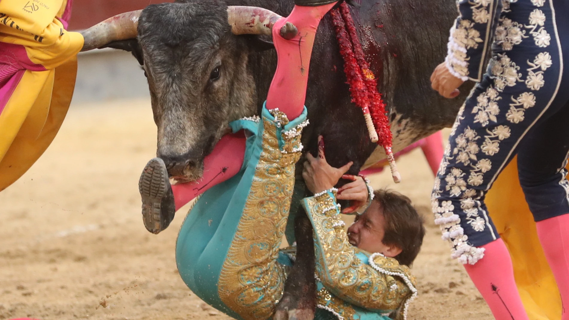 MADRID, 09/05/2022.- El novillero Arturo Gilio sufre una cogida de su segundo toro este lunes, durante la primera novillada de la Feria San Isidro 2022 en la Plaza de Las Ventas de Madrid. EFE / Miguel Osés