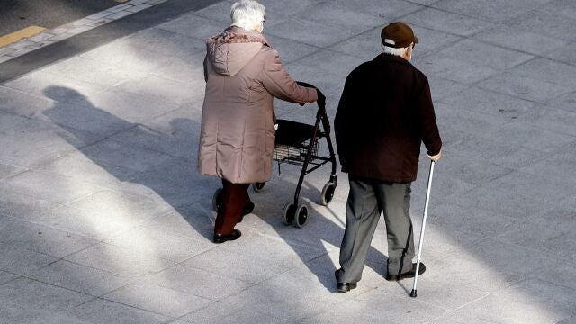 Dos jubilados pasean por Bilbao
